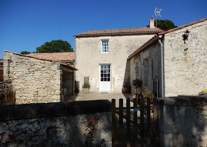La Roche Des Bois, Maison Classee ***